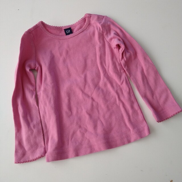 babyGAP(ベビーギャップ)の女の子　カットソー3枚まとめ売り　サイズ　90 キッズ/ベビー/マタニティのキッズ服女の子用(90cm~)(Tシャツ/カットソー)の商品写真