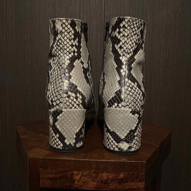TOMORROWLAND(トゥモローランド)のTOMORROWLAND パイソン柄ショートブーツ レディースの靴/シューズ(ブーツ)の商品写真