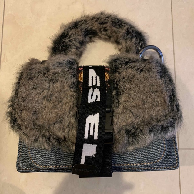 DIESEL(ディーゼル)のディーゼル　バッグ　ファー　ストラップ　 レディースのバッグ(ハンドバッグ)の商品写真