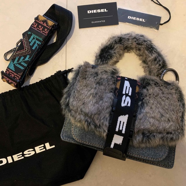 DIESEL(ディーゼル)のディーゼル　バッグ　ファー　ストラップ　 レディースのバッグ(ハンドバッグ)の商品写真