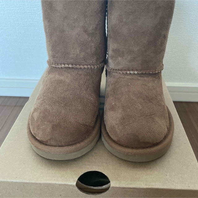 UGG(アグ)のUGG アグ　キッズ　定番ムートンブーツ キッズ/ベビー/マタニティのベビー靴/シューズ(~14cm)(ブーツ)の商品写真