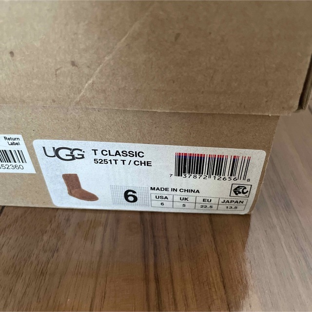 UGG(アグ)のUGG アグ　キッズ　定番ムートンブーツ キッズ/ベビー/マタニティのベビー靴/シューズ(~14cm)(ブーツ)の商品写真