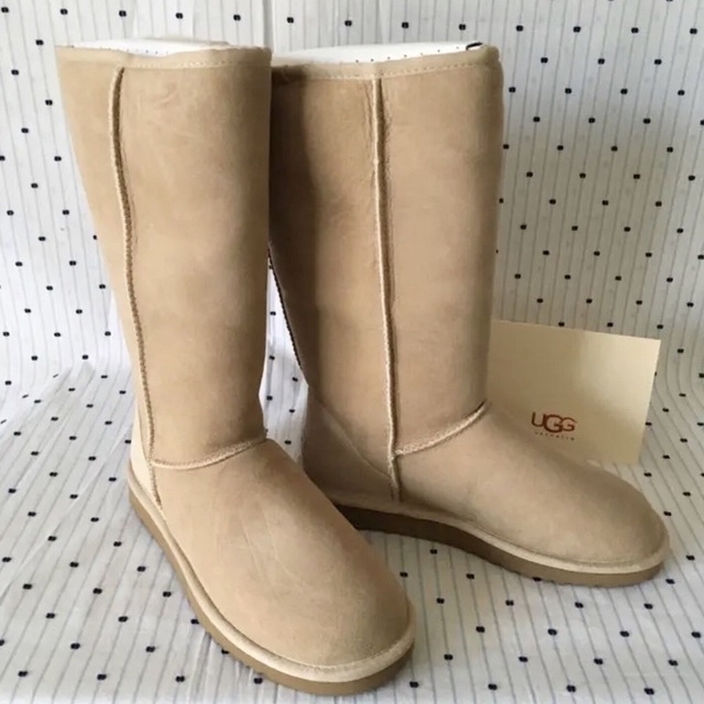 UGG AUSTRALIA(アグオーストラリア)のＵＧＧAustraliaアグムートンブーツclassicＴＡＬＬsand24cm レディースの靴/シューズ(ブーツ)の商品写真