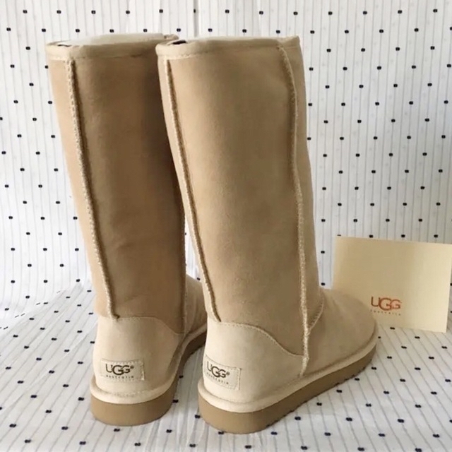 UGG AUSTRALIA(アグオーストラリア)のＵＧＧAustraliaアグムートンブーツclassicＴＡＬＬsand24cm レディースの靴/シューズ(ブーツ)の商品写真