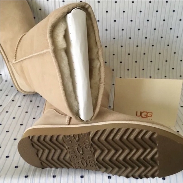 UGG AUSTRALIA(アグオーストラリア)のＵＧＧAustraliaアグムートンブーツclassicＴＡＬＬsand24cm レディースの靴/シューズ(ブーツ)の商品写真