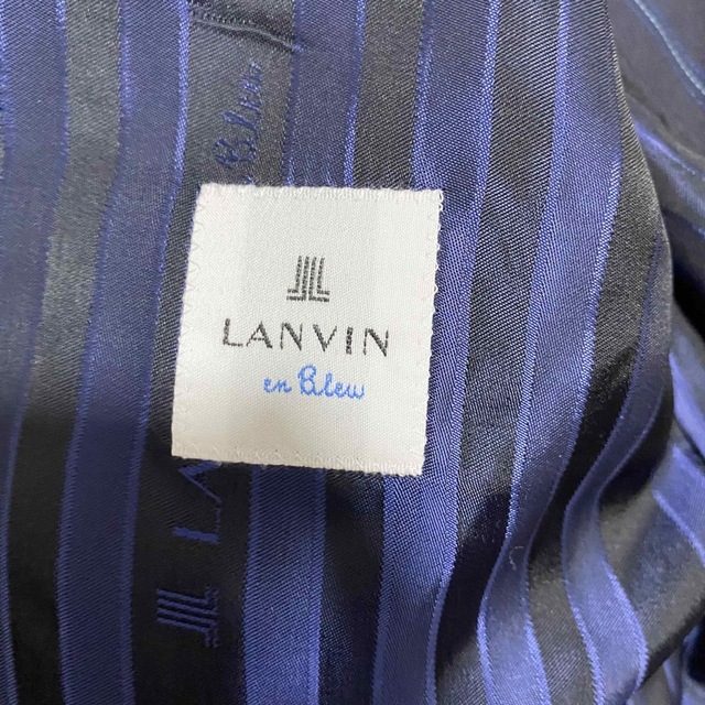 LANVIN en Bleu(ランバンオンブルー)の【人気デザイン】光沢 ラインロゴ 青ストライプ ランバンオンブルー セットアップ メンズのスーツ(セットアップ)の商品写真