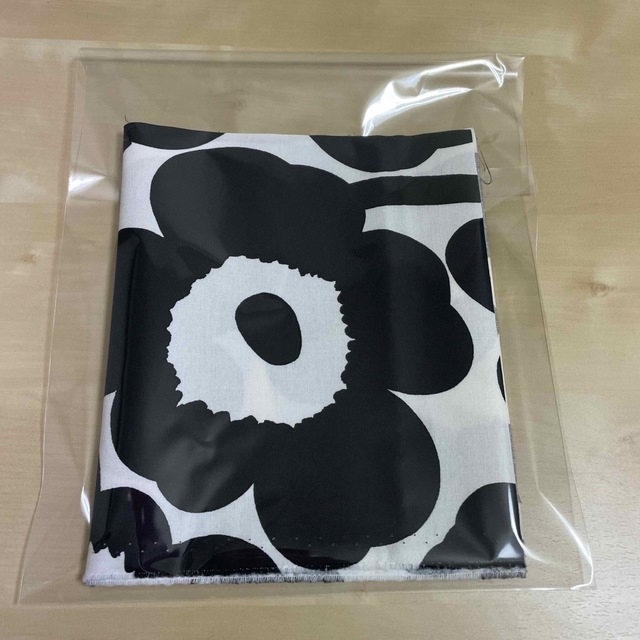 marimekko(マリメッコ)の216. 217マリメッコ 生地 ピエニウニッコ　黒とベージュ ハンドメイドの素材/材料(生地/糸)の商品写真