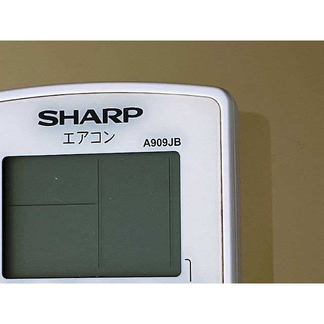 SHARP(シャープ)のSHARP シャープ エアコンリモコン A909JB スマホ/家電/カメラの冷暖房/空調(エアコン)の商品写真