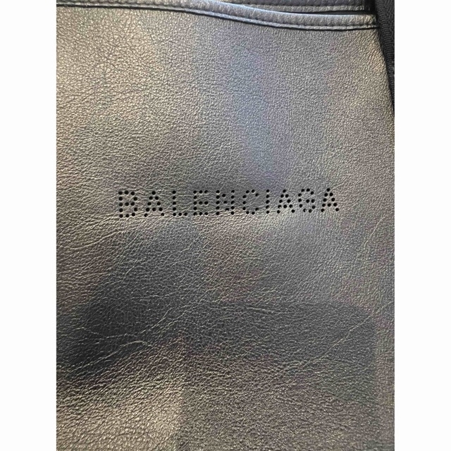 Balenciaga(バレンシアガ)のバレンシアガ　パンチングロゴネイビーカバスS レディースのバッグ(ハンドバッグ)の商品写真