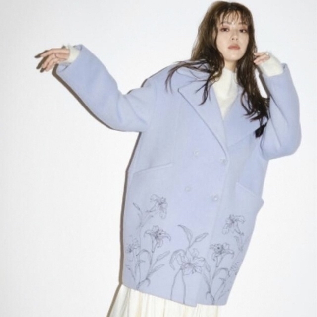 Lily Brown(リリーブラウン)の限定色　リリーブラウン　刺繍　コート　美品 レディースのジャケット/アウター(ロングコート)の商品写真