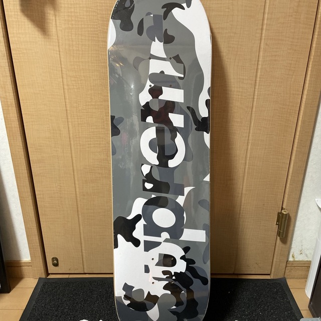 Supreme(シュプリーム)のSupreme Camo Logo skateboard デッキ スポーツ/アウトドアのスポーツ/アウトドア その他(スケートボード)の商品写真