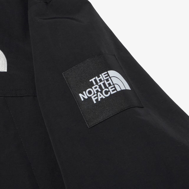 THE NORTH FACE(ザノースフェイス)の【新品未使用】ノースフェイス　マウンテンパーカー　ブラック　肩ロゴ　Mサイズ メンズのジャケット/アウター(マウンテンパーカー)の商品写真