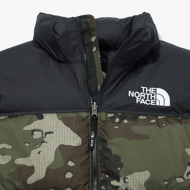 THE NORTH FACE(ザノースフェイス)の【新品】US規格　ノースフェイス　ヌプシ　ダウンジャケット　カモ柄　Sサイズ メンズのジャケット/アウター(ダウンジャケット)の商品写真