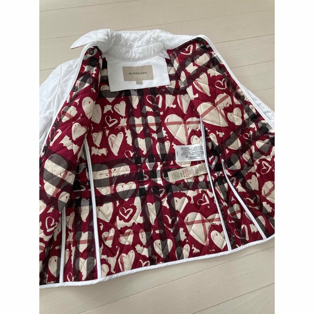 BURBERRY(バーバリー)の未着用★バーバリーハート柄コート　8Y/128cm ホワイト キッズ/ベビー/マタニティのキッズ服女の子用(90cm~)(コート)の商品写真