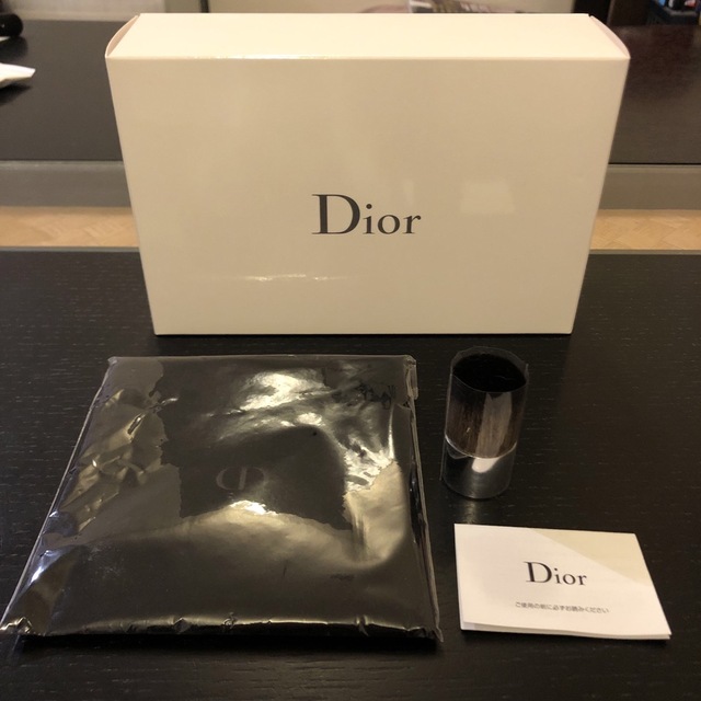 Dior(ディオール)の新品未使用　Dior カブキブラシ&ポーチ コスメ/美容のメイク道具/ケアグッズ(ブラシ・チップ)の商品写真