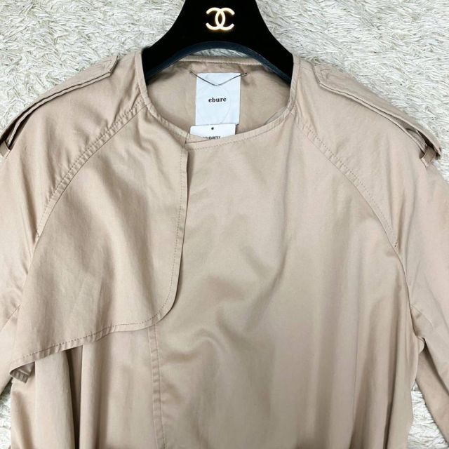 ebure(エブール)のebure ノーカラー トレンチコート オーバーサイズ 腰ベルト付き ベージュ レディースのジャケット/アウター(トレンチコート)の商品写真