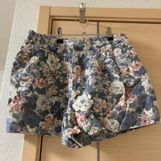 ミスティウーマン(mysty woman)のショートパンツ 花柄(ショートパンツ)