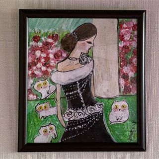 絵画 壁掛け絵【庭できれいな洋服を着てかわいい白い猫たちと遊んで