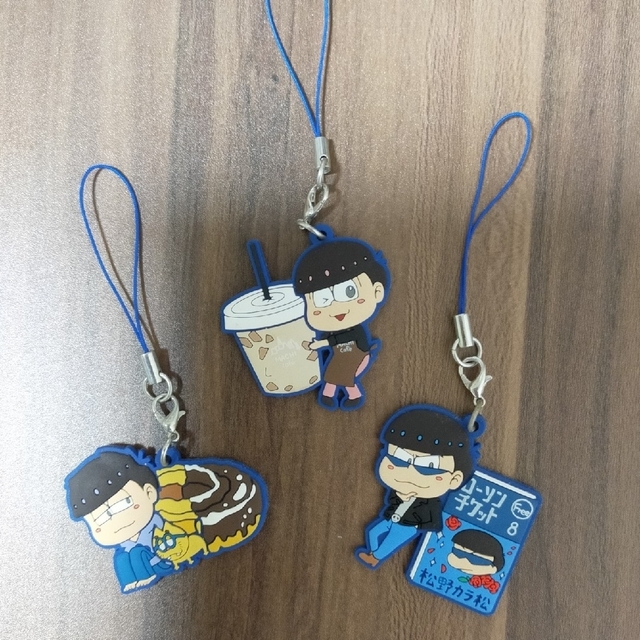 おそ松さん　ラバーストラップ　アクリルキーホルダー　缶バッジ エンタメ/ホビーのアニメグッズ(ストラップ)の商品写真