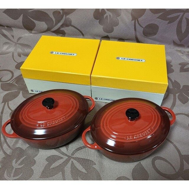 LE CREUSET(ルクルーゼ)の【新品未使用】ルクルーゼ ミニ オーバル ココット チェリーレッド 2個セット インテリア/住まい/日用品のキッチン/食器(調理道具/製菓道具)の商品写真