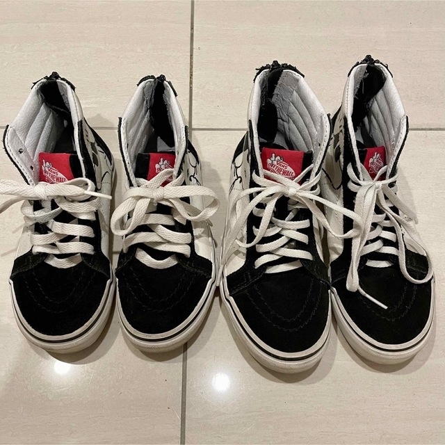 VANS(ヴァンズ)のVANS × PEANUTS スヌーピー コラボモデル 2足セット キッズ/ベビー/マタニティのキッズ靴/シューズ(15cm~)(スニーカー)の商品写真