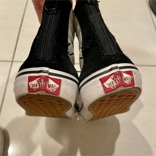 VANS(ヴァンズ)のVANS × PEANUTS スヌーピー コラボモデル 2足セット キッズ/ベビー/マタニティのキッズ靴/シューズ(15cm~)(スニーカー)の商品写真