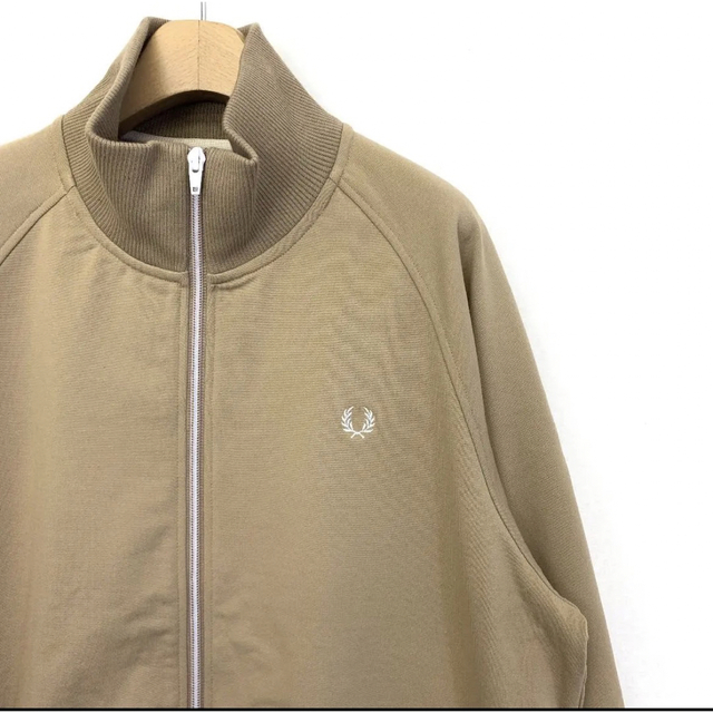 FRED PERRY(フレッドペリー)の【今だけ】フレッドペリー トラックジャケット L ベージュ 茶色 ブラウン ロゴ メンズのジャケット/アウター(その他)の商品写真