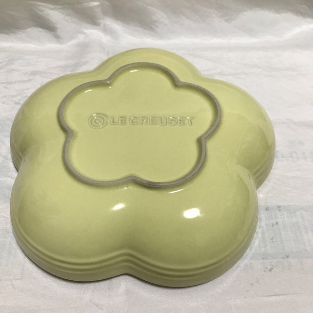 LE CREUSET(ルクルーゼ)のル・クルーゼ フラワー ディッシュ  黄色　２枚 インテリア/住まい/日用品のキッチン/食器(食器)の商品写真