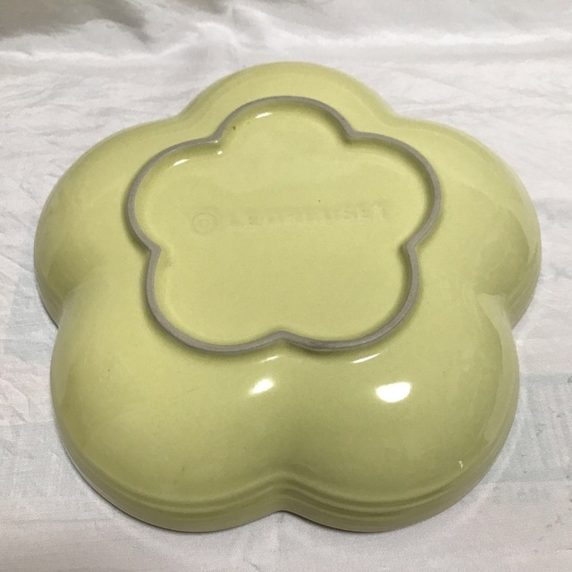 LE CREUSET(ルクルーゼ)のル・クルーゼ フラワー ディッシュ  黄色　２枚 インテリア/住まい/日用品のキッチン/食器(食器)の商品写真