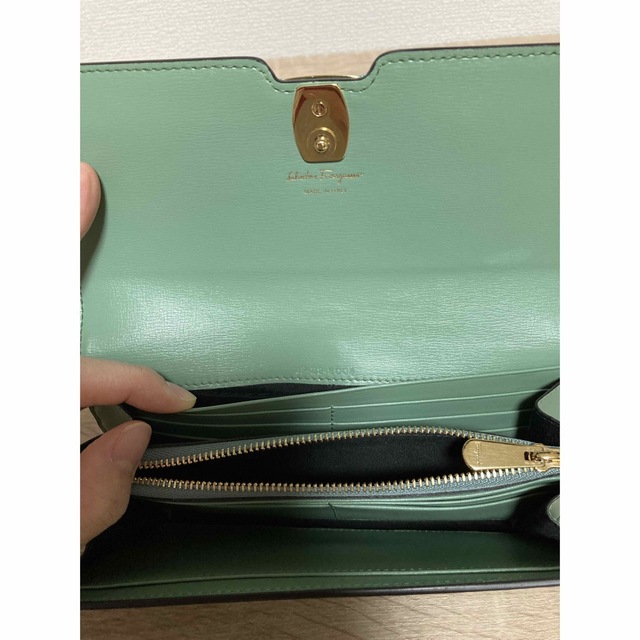 Salvatore Ferragamo(サルヴァトーレフェラガモ)の美品☆フェラガモ　長財布　グリーン レディースのファッション小物(財布)の商品写真