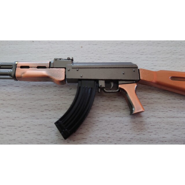 1:6スケール　ミニチュアライフルキーホルダー　AKM AK47 ミニチュアガン エンタメ/ホビーのミリタリー(その他)の商品写真