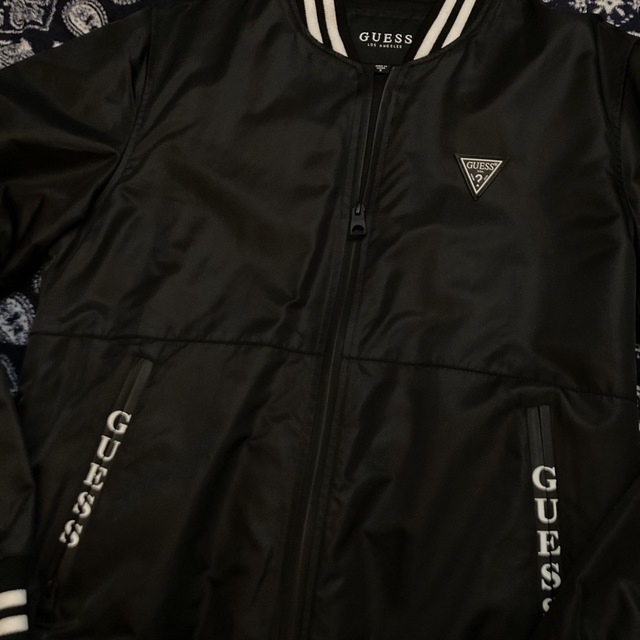 GUESS(ゲス)のNY購入新品 激レア GUESS ゲス ナイロンスタジャン ブラック ホワイトS メンズのジャケット/アウター(スタジャン)の商品写真