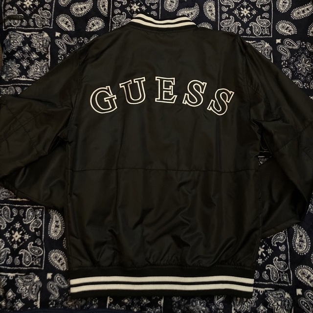 GUESS(ゲス)のNY購入新品 激レア GUESS ゲス ナイロンスタジャン ブラック ホワイトS メンズのジャケット/アウター(スタジャン)の商品写真