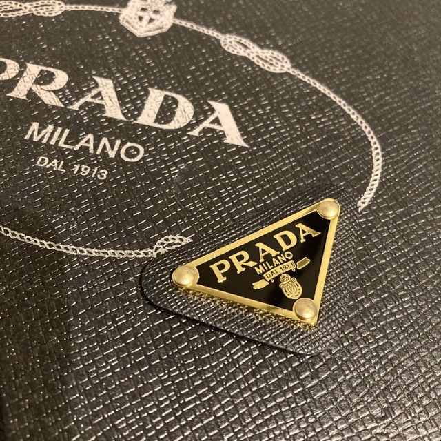 PRADA(プラダ)のPRADA プラダ ロゴプレート ブラック ゴールド 黒 金 1個 レディースのアクセサリー(その他)の商品写真