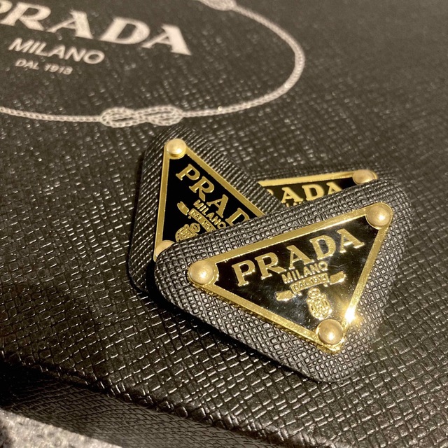 PRADA(プラダ)のPRADA プラダ ロゴプレート ブラック ゴールド 黒 金 1個 レディースのアクセサリー(その他)の商品写真