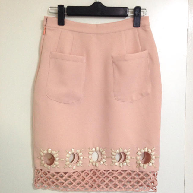 Lily Brown(リリーブラウン)のビジュー付きタイトスカート レディースのスカート(ひざ丈スカート)の商品写真