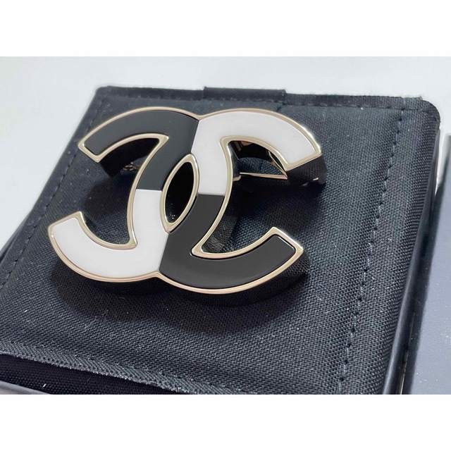 CHANEL シャネル　ブローチ　ココマーク　ホワイト　ブラック　白　黒　新品