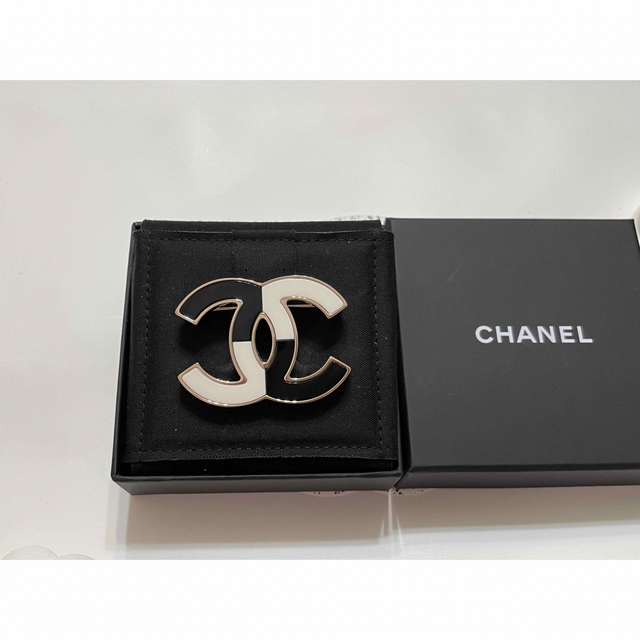 CHANEL - CHANEL シャネル ブローチ ココマーク ホワイト ブラック 白