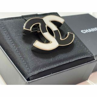 CHANEL - CHANEL シャネル ブローチ ココマーク ホワイト ブラック 白