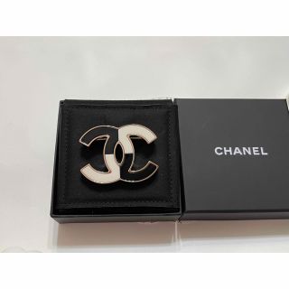 シャネル(CHANEL)のCHANEL シャネル　ブローチ　ココマーク　ホワイト　ブラック　白　黒　新品(ブローチ/コサージュ)