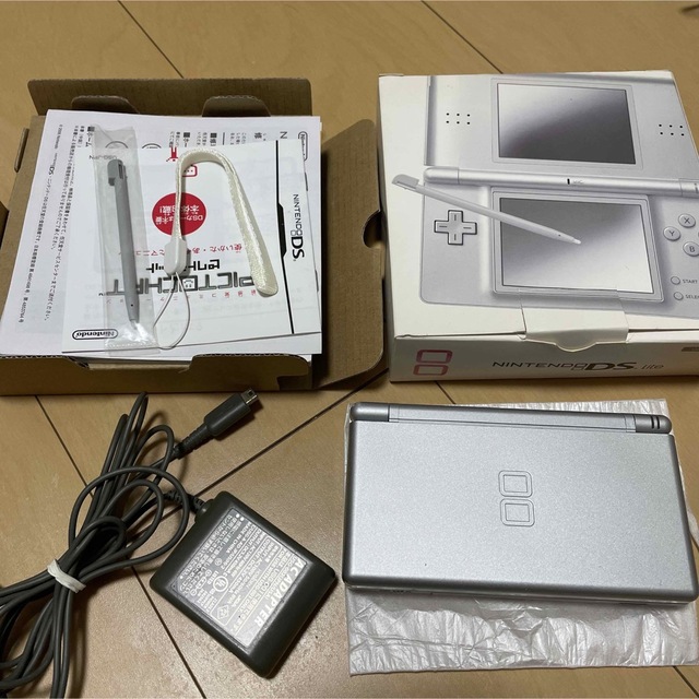 送料無料（一部地域を除く）】 Nintendo DS lite 本体とソフト2本