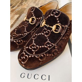 グッチ(Gucci)のGUCCI(グッチ)ブラウン ロゴ ジャガードベルベット ホースビットローファー(スリッポン/モカシン)