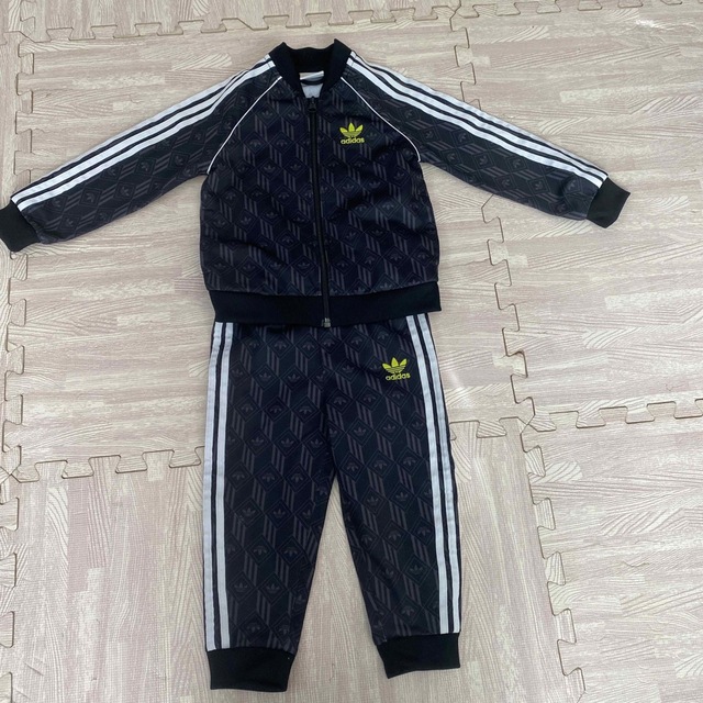 adidas(アディダス)のアディダス　セットアップ　90 キッズ/ベビー/マタニティのキッズ服男の子用(90cm~)(ジャケット/上着)の商品写真