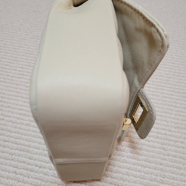 オーレンティ チェーンバッグ 薄ベージュ ゴールド金具 レディースのバッグ(ショルダーバッグ)の商品写真