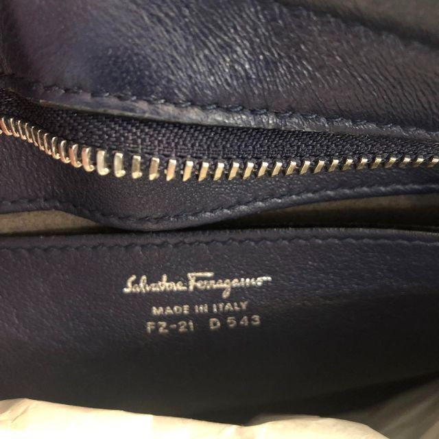 Salvatore Ferragamo(サルヴァトーレフェラガモ)のサルヴァトーレフェラガモ ソフィア　ハンドバッグ　ミディアム　ガンチーニネイビー レディースのバッグ(ハンドバッグ)の商品写真