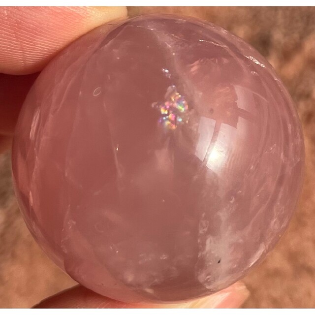 ローズクォーツ クリスタル 虹入 丸玉 紅水晶 紅石英 薔薇石英 天然石 置物 | フリマアプリ ラクマ