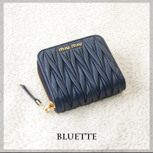 美品】miu miu マテラッセ 二つ折り財布 ネイビー | www.jarussi.com.br