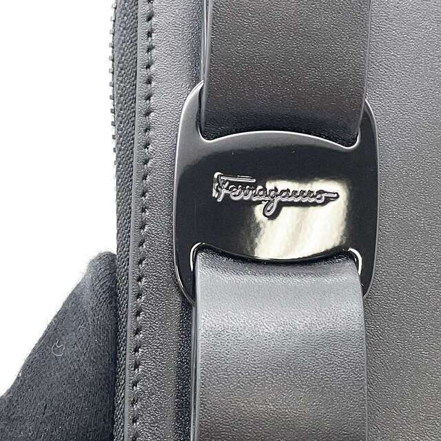 Ferragamo(フェラガモ)のサルヴァトーレ・フェラガモ 財布 ヴァラリボン コンパクトウォレット レザー KM-22D288 Ferragamo 黒 レディースのファッション小物(コインケース)の商品写真