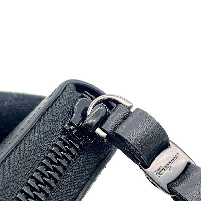 Ferragamo(フェラガモ)のサルヴァトーレ・フェラガモ 財布 ヴァラリボン コンパクトウォレット レザー KM-22D288 Ferragamo 黒 レディースのファッション小物(コインケース)の商品写真