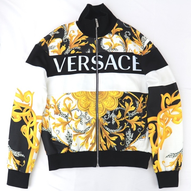 VERSACE(ヴェルサーチ)のヴェルサーチ バロックプリント スウェットセットアップ メンズ 黒白金 S/XS トラックジャケット パンツ VERSACE メンズのスーツ(セットアップ)の商品写真